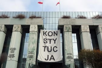 Protestplakat am Obersten Gericht in Warschau: Das polnische Wort "Konstyucja" bedeutet Verfassung.