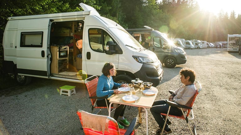 Urlaub im Wohmobil: Statt in die einsame Natur führt die Reise oftmals auf einen Campingplatz.
