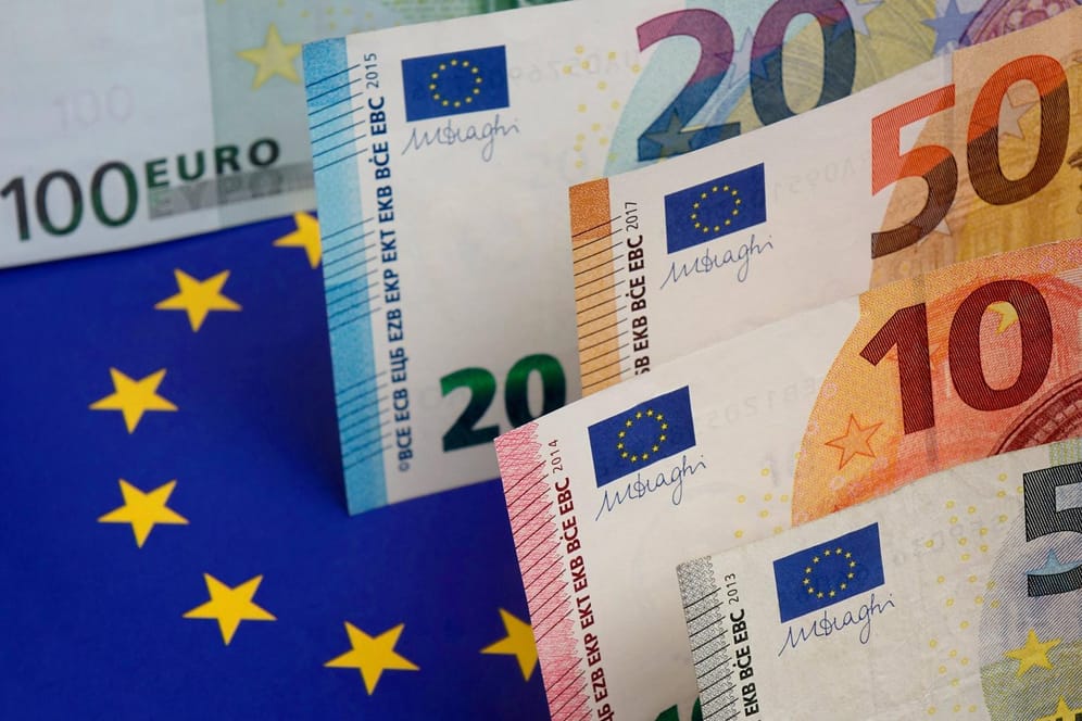 Geldscheine auf einer EU-Fahne: Bulgaren können sich nach Daten der europäischen Statistikbehörde Eurostat nur etwa die Hälfte dessen leisten, was dem Durchschnitt entspricht.