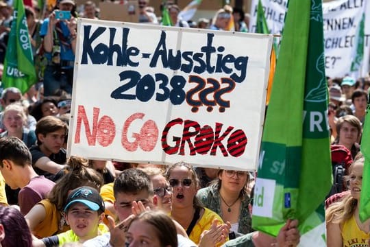 "Kohle Ausstieg 2038??? No Go Kroko": Demonstranten im nordrhein-westfälischen Jüchen.