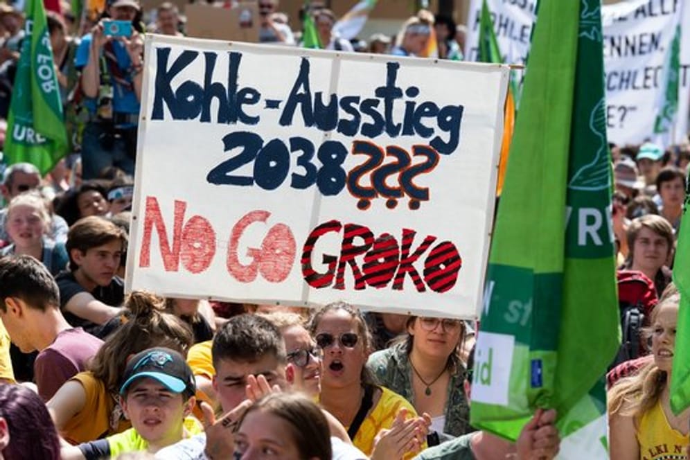"Kohle Ausstieg 2038??? No Go Kroko": Demonstranten im nordrhein-westfälischen Jüchen.