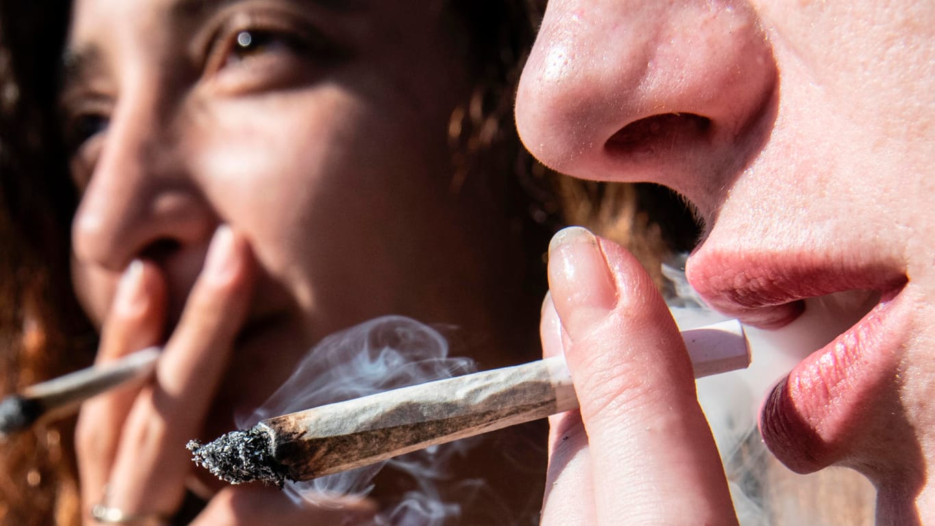 Zwei Frauen rauchen einen Joint: Der Konsum von Cannabis ist unter Jugendlichen deutlich gestiegen.