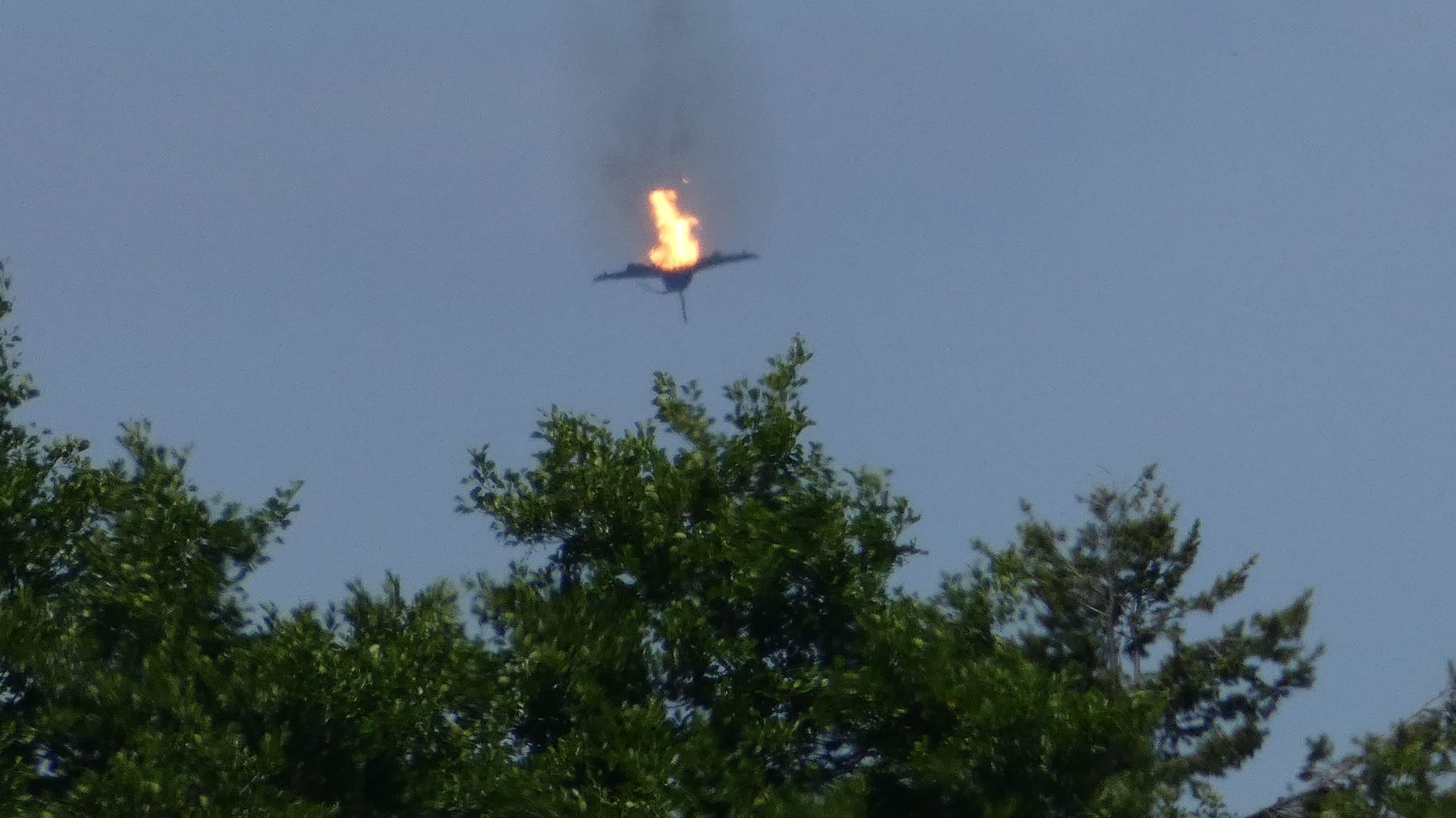 Dieses Foto nahm Thomas Steffan bei Müritz auf. Es zeigt demnach den Absturz eines der "Eurofighter".