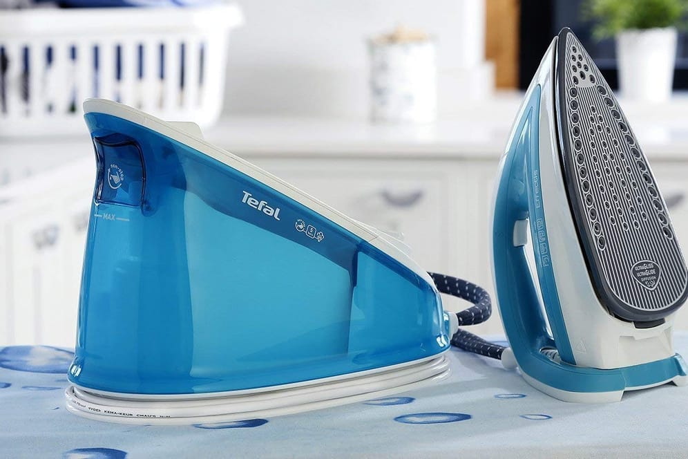 Bei viel Bügelwäsche ist eine Bügelstation ein wertvoller Helfer, da sie das Bügeln einfacher machen.