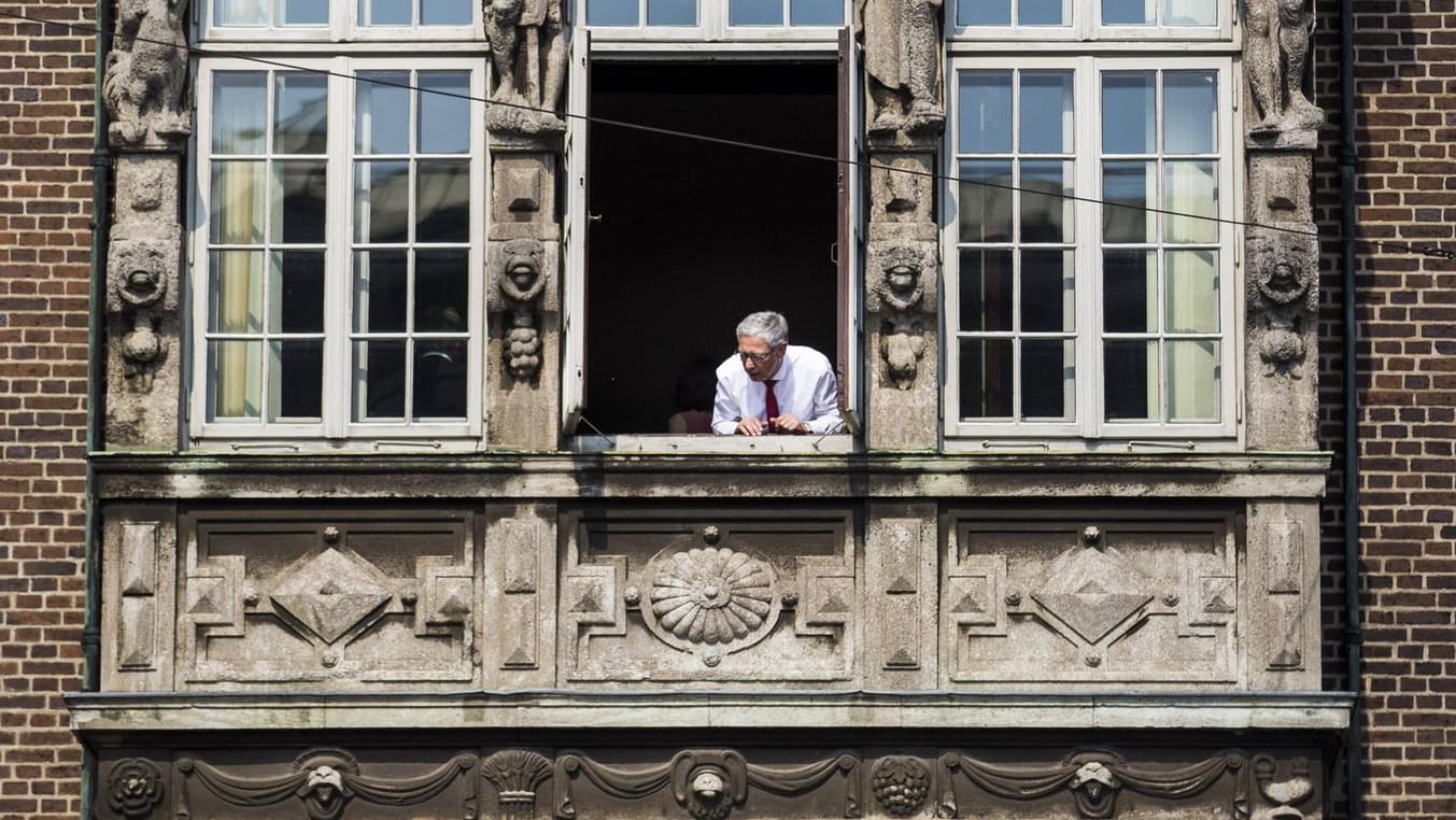 Bremens Bürgermeister schaut aus dem Rathausfenster: Auf kommunaler Ebene ist Politik anschaulich und überprüfbar, Politiker sind Teil der Städte und Gemeinden. Angriffe auf sie, sind Angriffe auf die gesamte Demokratie.