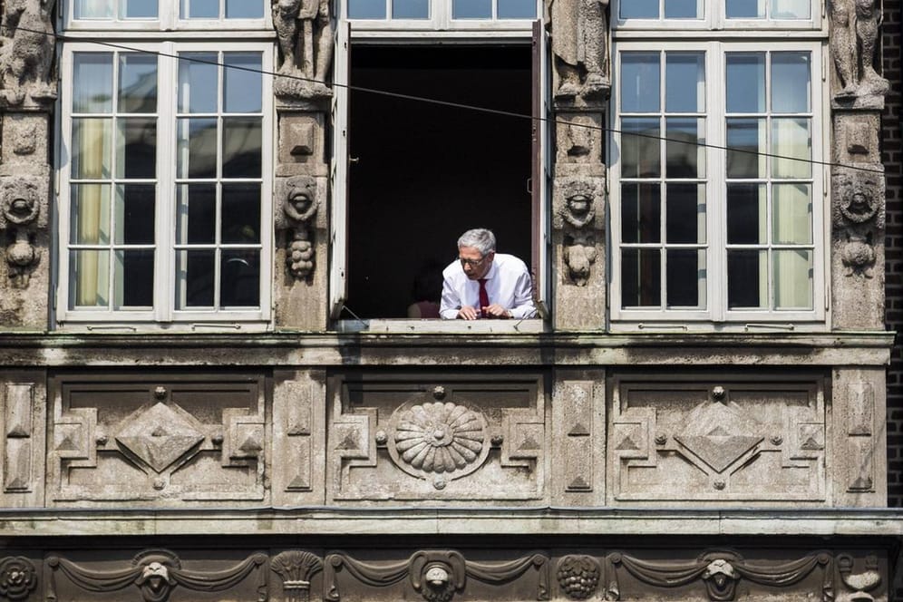 Bremens Bürgermeister schaut aus dem Rathausfenster: Auf kommunaler Ebene ist Politik anschaulich und überprüfbar, Politiker sind Teil der Städte und Gemeinden. Angriffe auf sie, sind Angriffe auf die gesamte Demokratie.