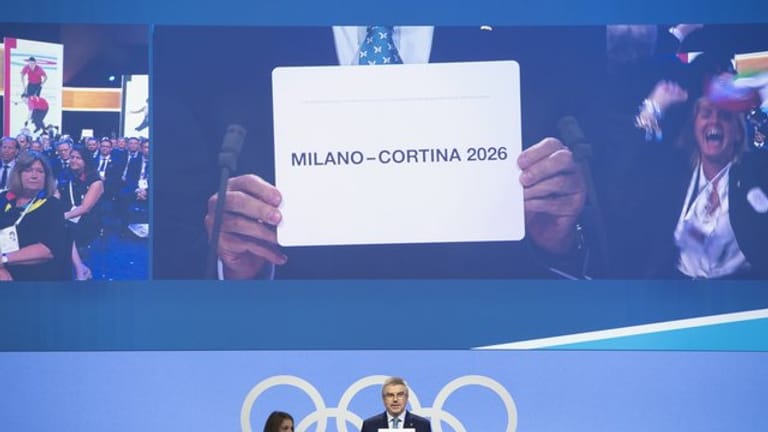 IOC-Präsident Thomas Bach verkündet das Ergebnis der Abstimmung.