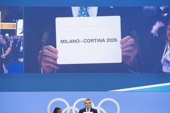IOC-Präsident Thomas Bach verkündet das Ergebnis der Abstimmung.