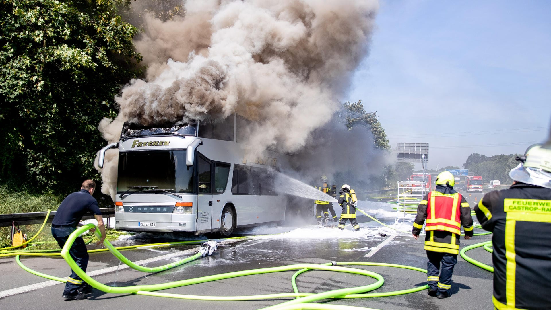 Ein Reisebus brennt auf der A2: 65 Realschüler aus Herten starteten gerade ihre Klassenfahrt, als der Bus Feuer fing.