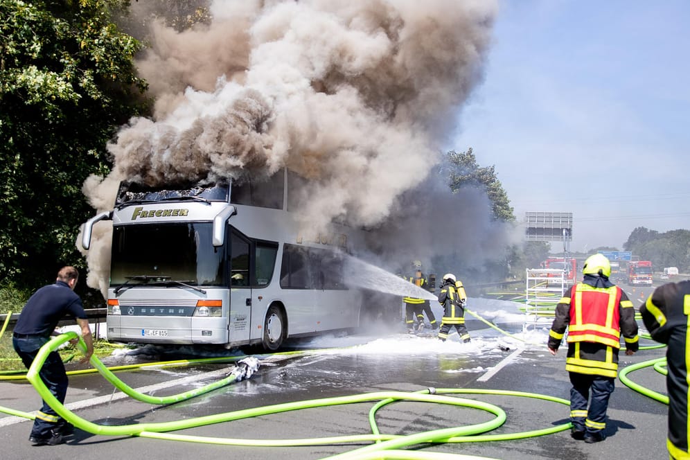 Ein Reisebus brennt auf der A2: 65 Realschüler aus Herten starteten gerade ihre Klassenfahrt, als der Bus Feuer fing.