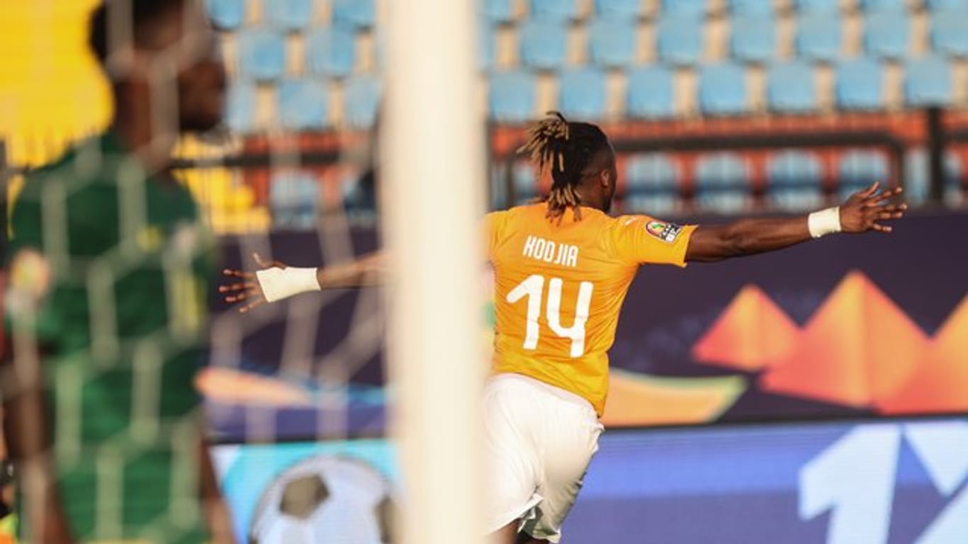 Jonathan Kodjia (r) von der Elfenbeinküste feiert seinen Treffer zum 1:0 gegen Südafrikas Auswahl.