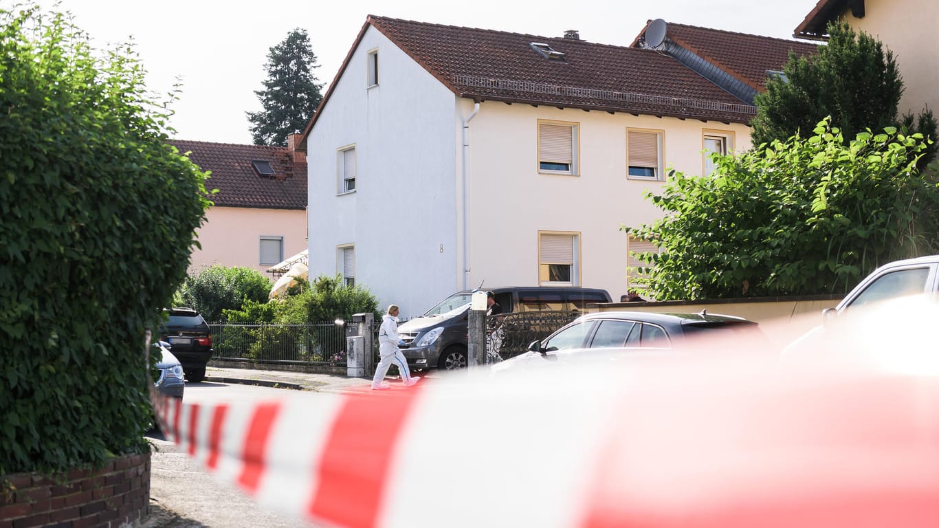 Der Tatort in Kahl am Main: Die Polizei hat zwei Leichen in einem Wohnhaus entdeckt.