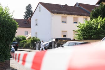 Der Tatort in Kahl am Main: Die Polizei hat zwei Leichen in einem Wohnhaus entdeckt.