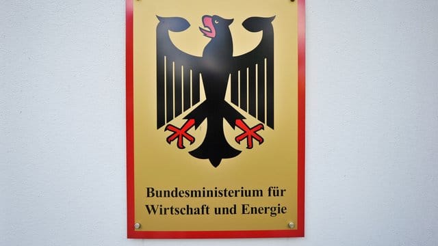 Schild am Bundesministerium für Wirtschaft in Berlin.