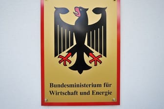 Schild am Bundesministerium für Wirtschaft in Berlin.