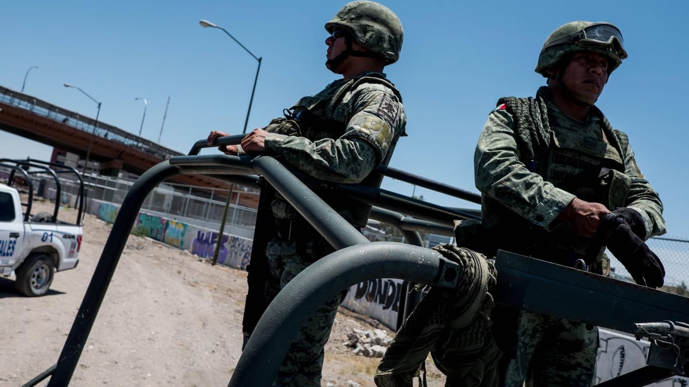 Mexikanische Soldaten patrouillieren an der Grenze zu den USA: Mexiko hat nach eigenen Angaben 15.000 Soldaten dorthin geschickt.