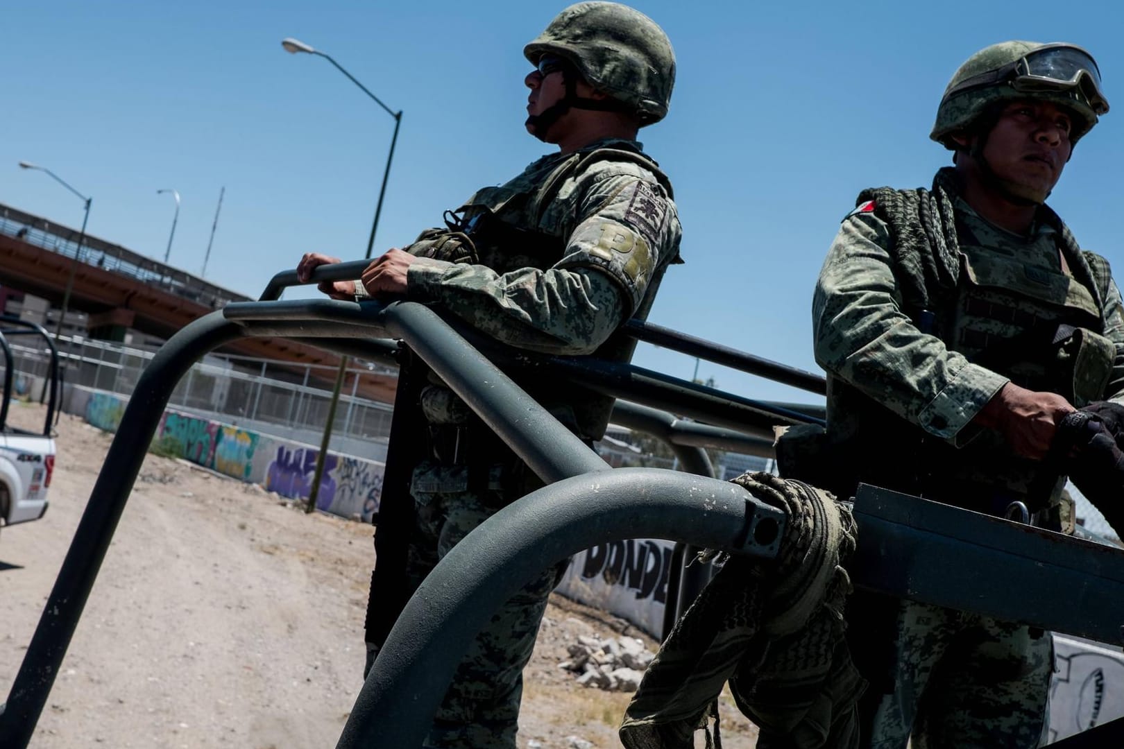 Mexikanische Soldaten patrouillieren an der Grenze zu den USA: Mexiko hat nach eigenen Angaben 15.000 Soldaten dorthin geschickt.