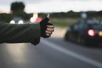 Ein Tramper hält seinen Arm raus: In NRW ist ein Mann beim Trampen verletzt worden. (Symbolbild)