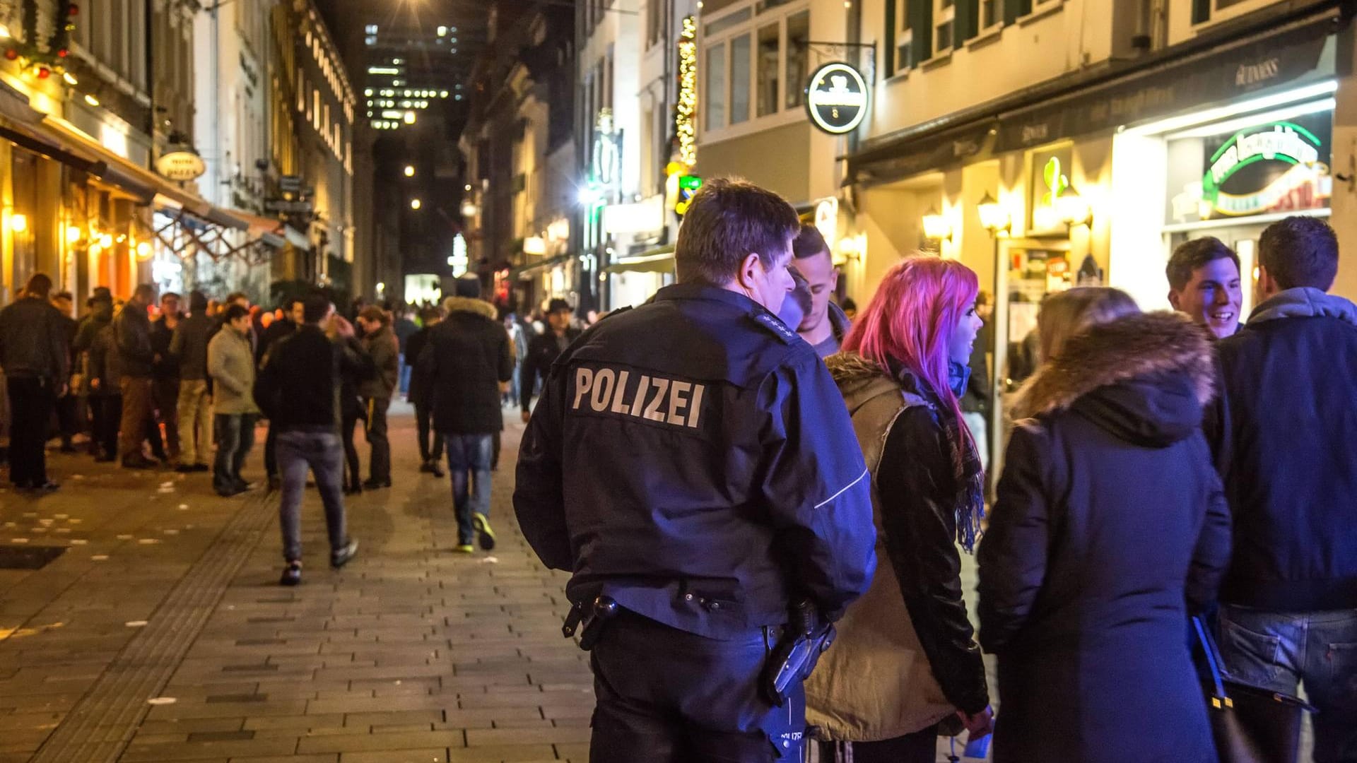 Polizei in der Düsseldorfer Altstadt: Vier Männer sollen mehrere Frauen vergewaltigt haben. (Archivbild)