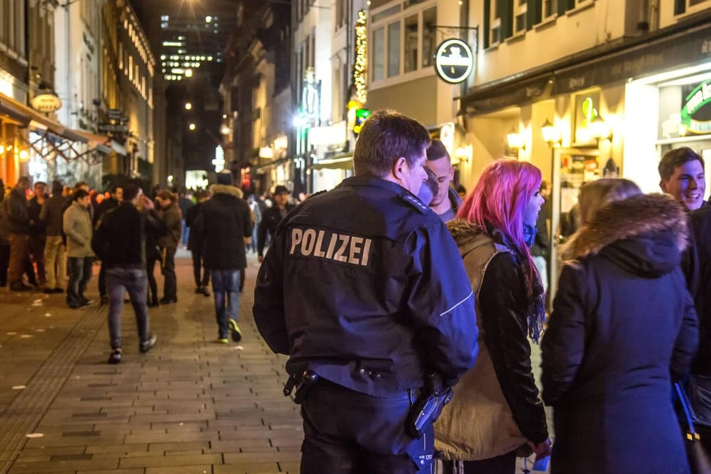 Polizei in der Düsseldorfer Altstadt: Vier Männer sollen mehrere Frauen vergewaltigt haben. (Archivbild)