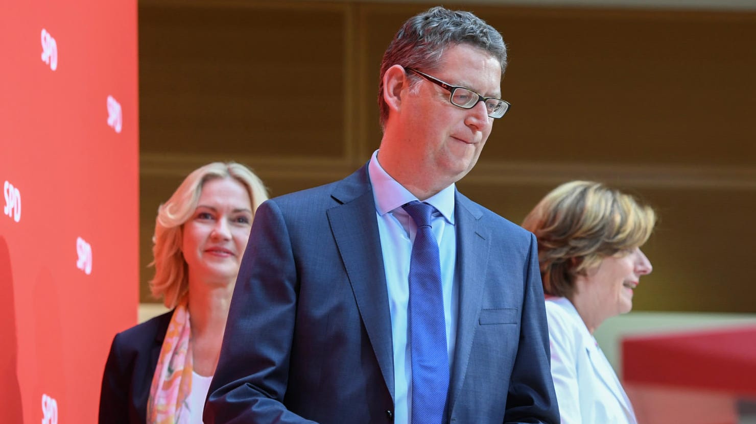 Manuela Schwesig (l), Thorsten Schäfer-Gümbel und Malu Dreyer: Die kommissarischen Parteivorsitzenden der SPD treten im Willy-Brandt-Haus vor die Presse.