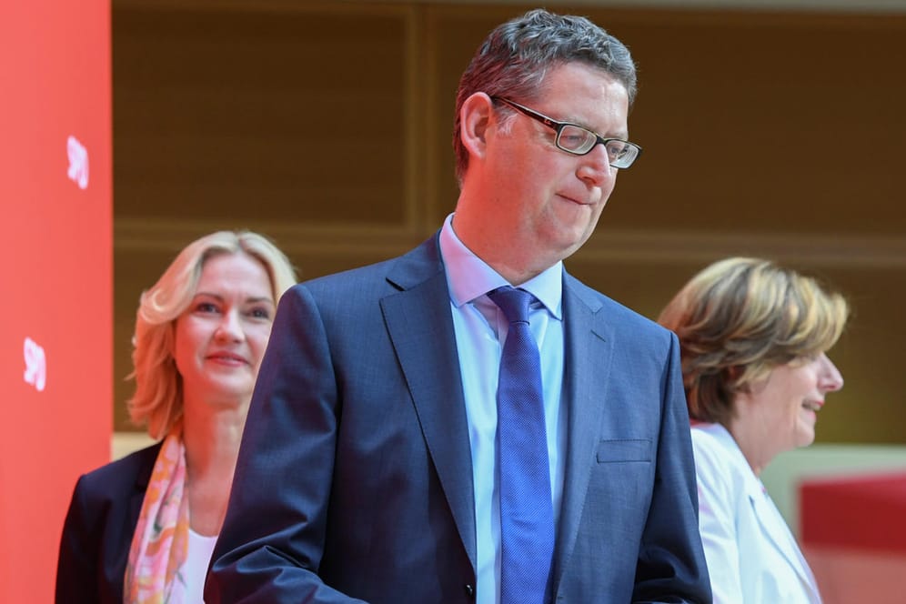 Manuela Schwesig (l), Thorsten Schäfer-Gümbel und Malu Dreyer: Die kommissarischen Parteivorsitzenden der SPD treten im Willy-Brandt-Haus vor die Presse.