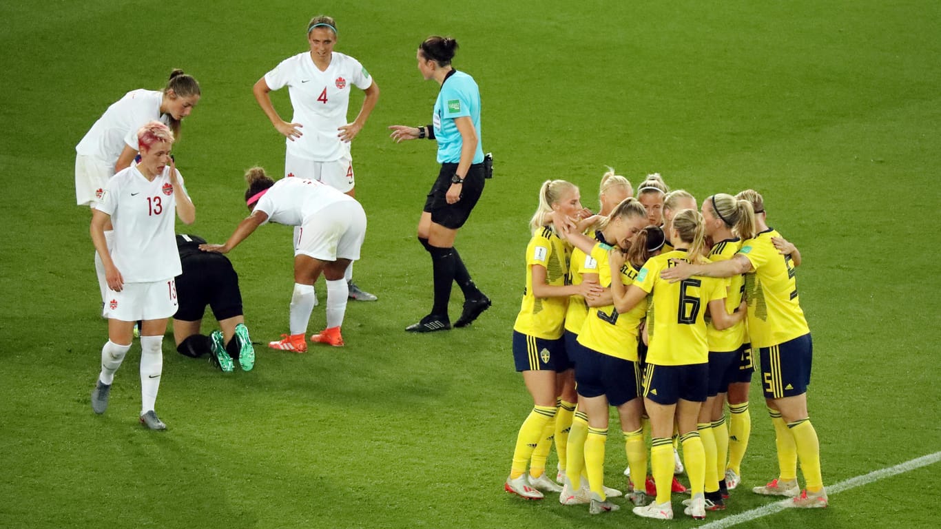 Während die Schwedinnen (gelb) jubeln, trösten sich die Kanadierinnen nach dem WM-Aus.