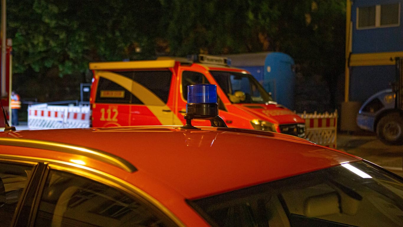 Einsatzwagen der Polizei und Feuerwehr: In Köln-Porz-Eil brannte es auf einem Firmengelände.