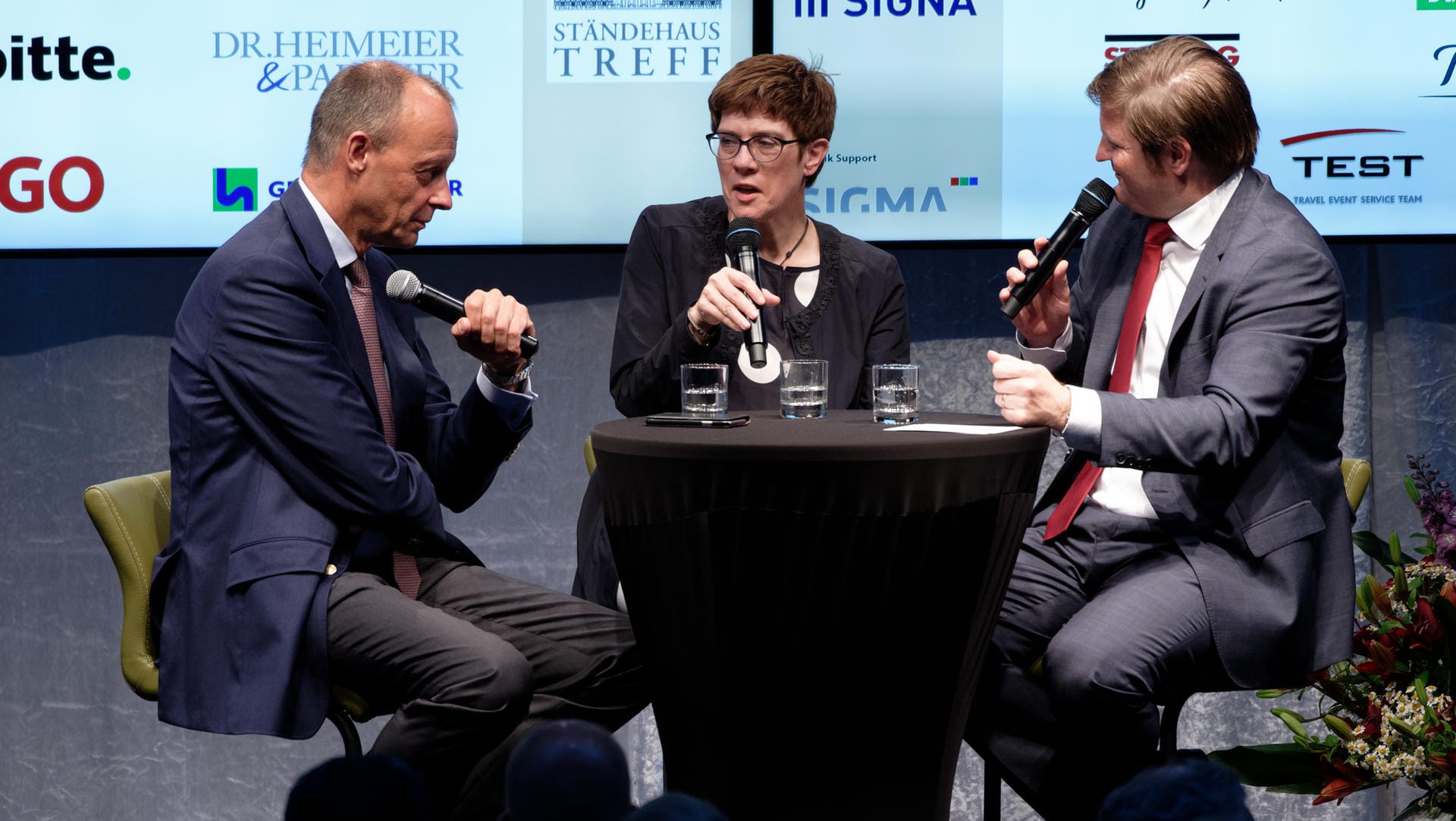 Annegret Kramp-Karrrenbauer und Friedrich Merz: Der erste gemeinsame öffentliche Auftritt beim Ständehaustreff der "Rheinischen Post" in Düsseldorf.