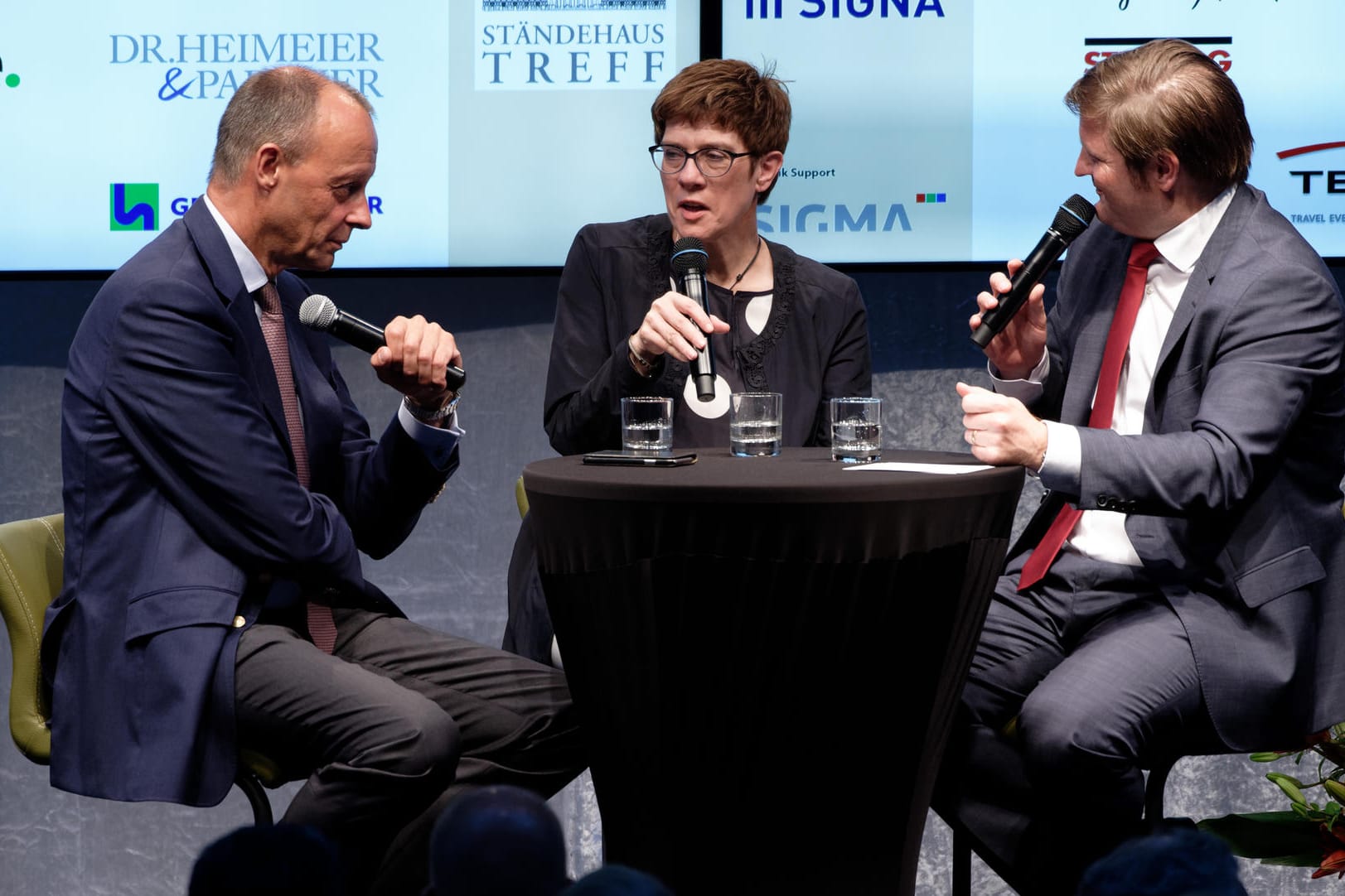 Annegret Kramp-Karrrenbauer und Friedrich Merz: Der erste gemeinsame öffentliche Auftritt beim Ständehaustreff der "Rheinischen Post" in Düsseldorf.