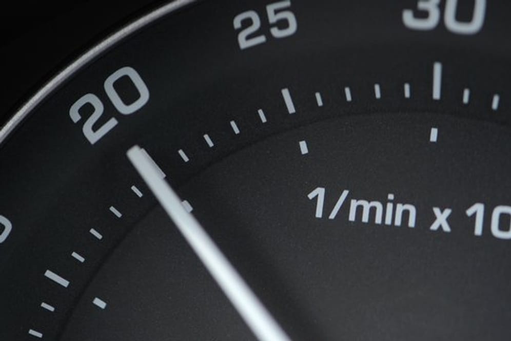 Drehzahlanzeige im Auto: Nur bei hohen Drehzahlen wird auch die ganze Leistung eines Motors genutzt.