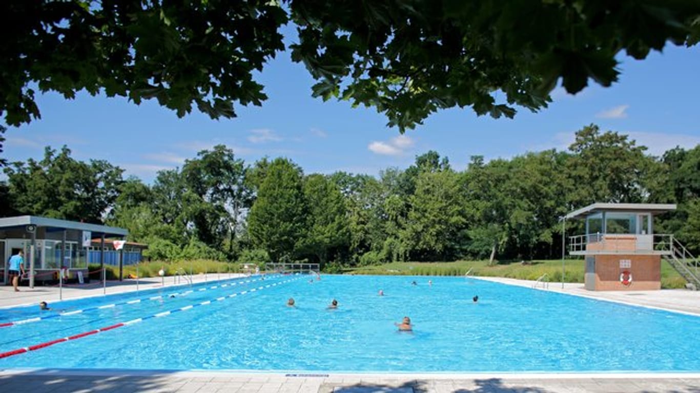 Besucher schwimmen in einem Freibad: In Bayern ist ein Vierjähriger vor dem Ertrinken gerettet worden.