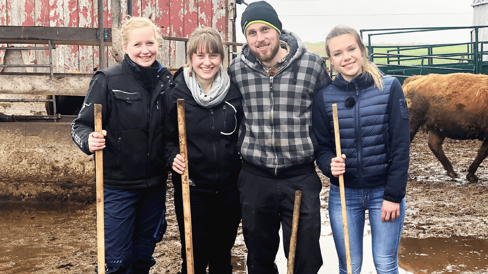 Freddy aus Kanada inmitten seiner Herzdamen Jennika (l), Christin, Francis (r.).