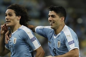 Uruguay-Siegtorschütze Edinson Cavani (l) lässt sich von Luis Suarez feiern.