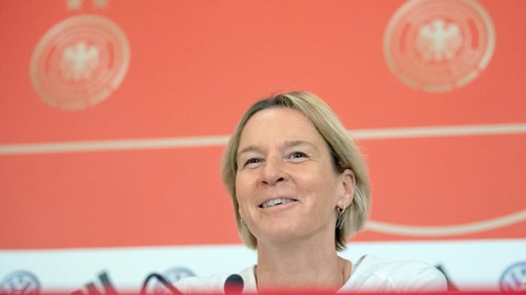 Bundestrainerin Martina Voss-Tecklenburg geht optimistisch in das WM-Viertelfinale gegen Schweden.
