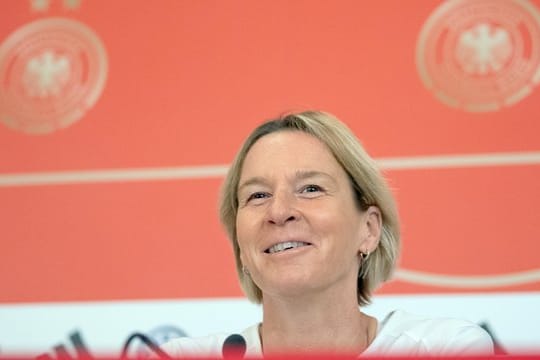 Bundestrainerin Martina Voss-Tecklenburg geht optimistisch in das WM-Viertelfinale gegen Schweden.