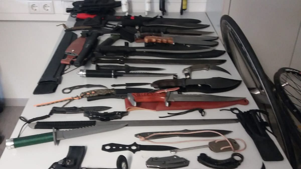 Waffen liegen auf einem Tisch: Die Bundespolizei stellte mehrere Waffe bei einer Wohnungsdurchsuchung sicher. Waffen liegen auf einem Tisch: Die Bundespolizei stellte mehrere Waffe bei einer Wohnungsdurchsuchung sicher.