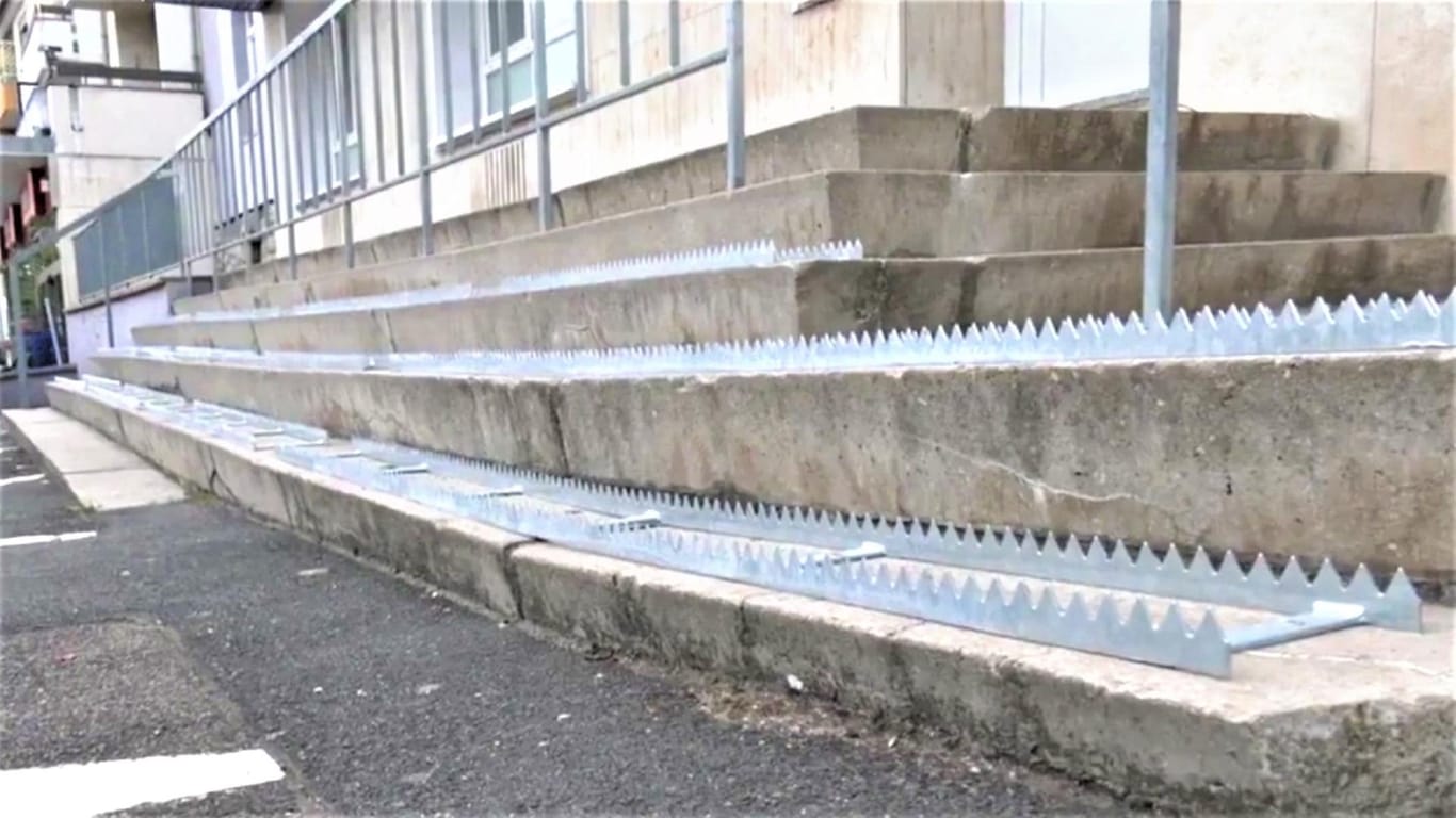 Die "Stachel-Treppe" in Würzburg: Diese Vorrichtung soll betrunkene Passanten fernhalten.
