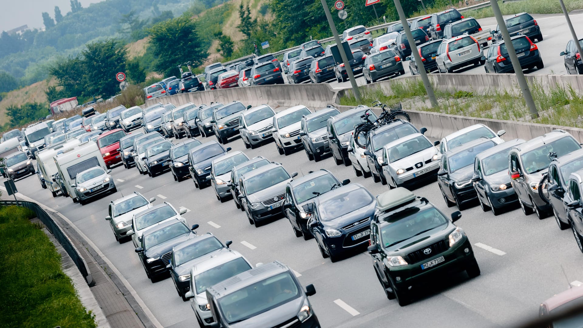 Stau auf der A1: Der Ferienreiseverkehr aus und in Richtung Ostseeküste soll auch an diesem Wochenende wieder für Stillstand auf einigen Strecken sorgen.