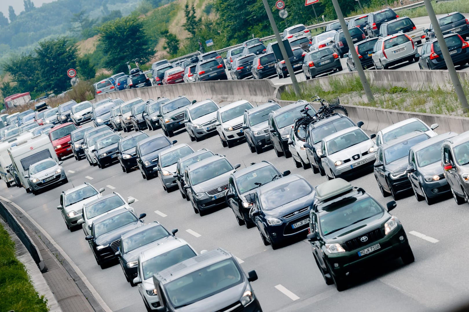 Stau auf der A1: Der Ferienreiseverkehr aus und in Richtung Ostseeküste soll auch an diesem Wochenende wieder für Stillstand auf einigen Strecken sorgen.