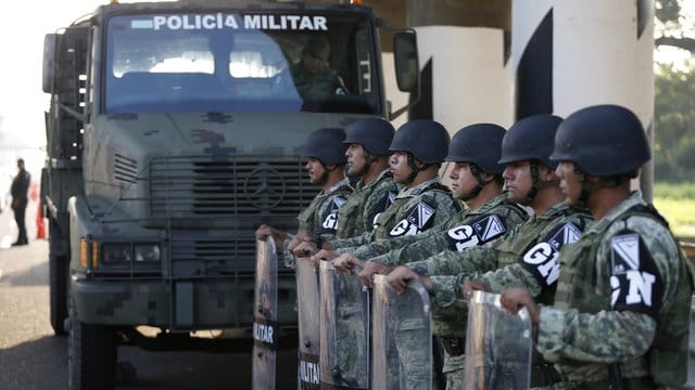 Militärpolizisten an einem Einwanderungskontrollpunkt im Ort El Manguito. Militärpolizisten an einem Einwanderungskontrollpunkt im Ort El Manguito.