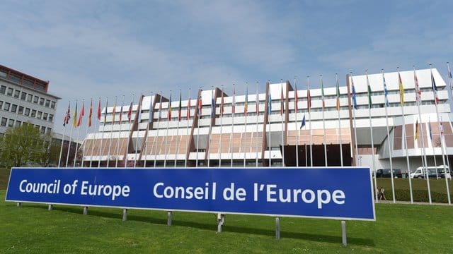 Russland erhält sein Stimmrecht in der Parlamentarischen Versammlung des Europarats in Sraßburg zurück. Russland erhält sein Stimmrecht in der Parlamentarischen Versammlung des Europarats in Sraßburg zurück.
