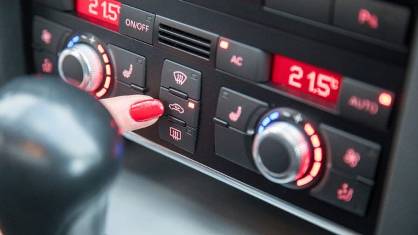 Vor dem Start die Umluft-Taste drücken: Bei großer Hitze gibt es bei der Bedienung der Klimaanlage im Auto einiges zu beachten.