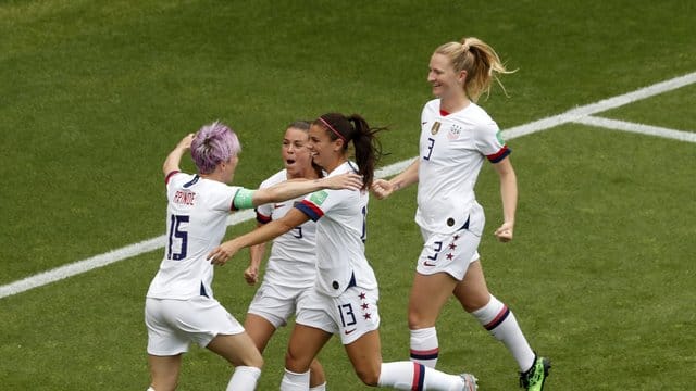 Megan Rapinoe (l) aus den USA jubelt mit ihren Teamkolleginnen über ihr Tor zum 1:0.