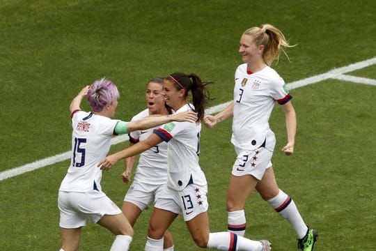 Megan Rapinoe (l) aus den USA jubelt mit ihren Teamkolleginnen über ihr Tor zum 1:0.