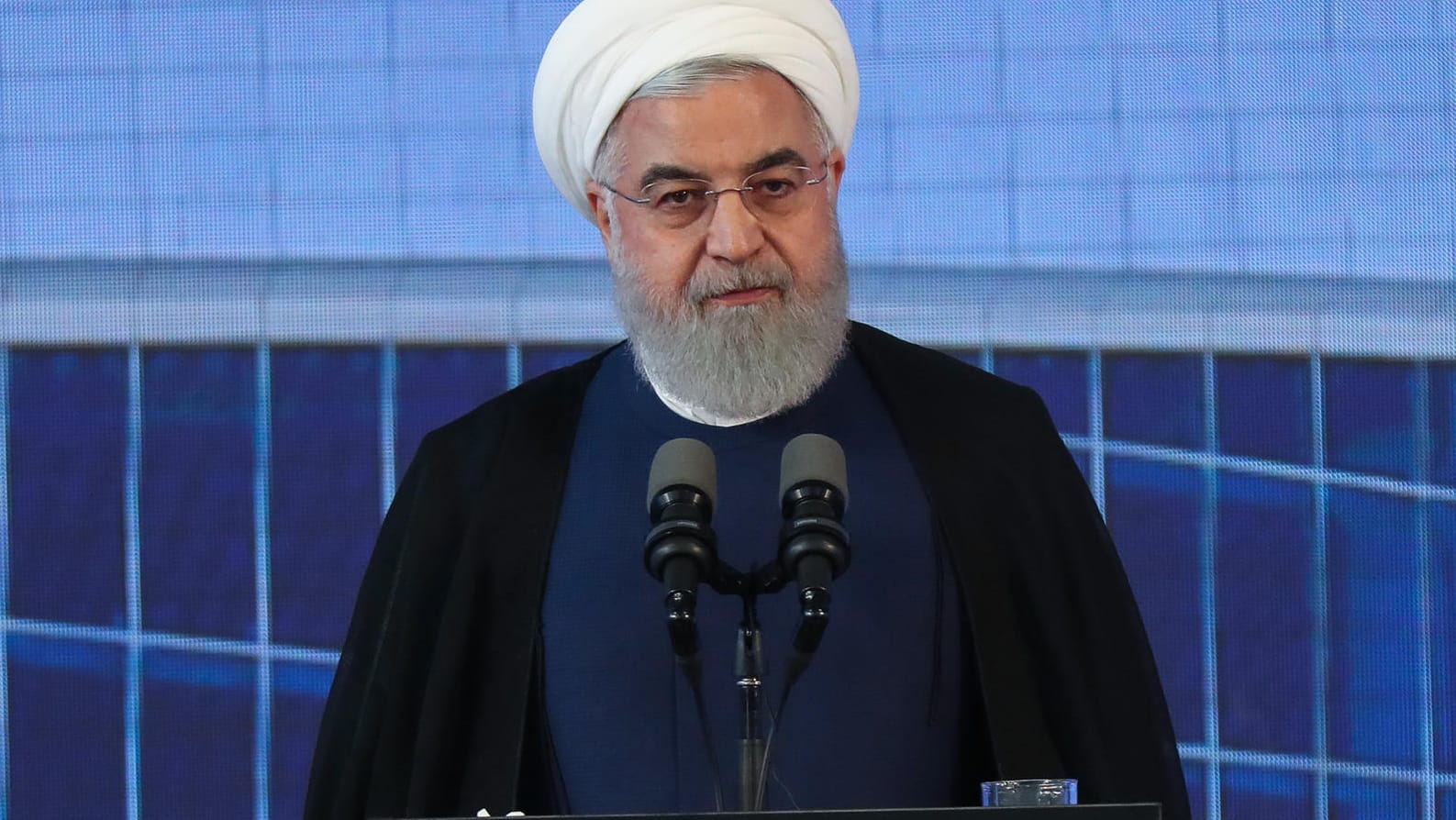 Hassan Ruhani, Präsident des Iran: "Sanktionen gegen den obersten Führers des Landes sind unverschämt und ein Zeichen geistiger Behinderung".