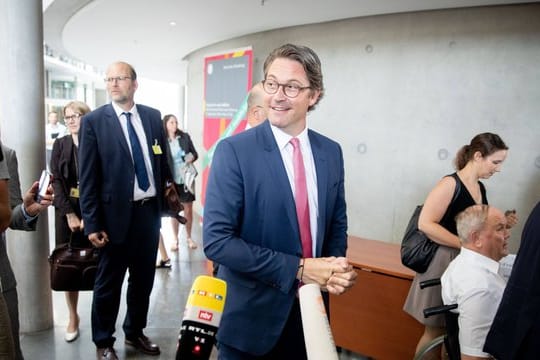 Bundesverkehrsminister Andreas Scheuer kommt zum Verkehrsausschuss des Bundestages.