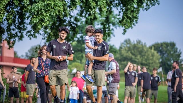Mahmoud Dahoud (l) und Nadiem Amiri mit einer Gruppe krebskranker Kinder im DFB-Teamhotel in Fagagna. Mahmoud Dahoud (l) und Nadiem Amiri mit einer Gruppe krebskranker Kinder im DFB-Teamhotel in Fagagna.