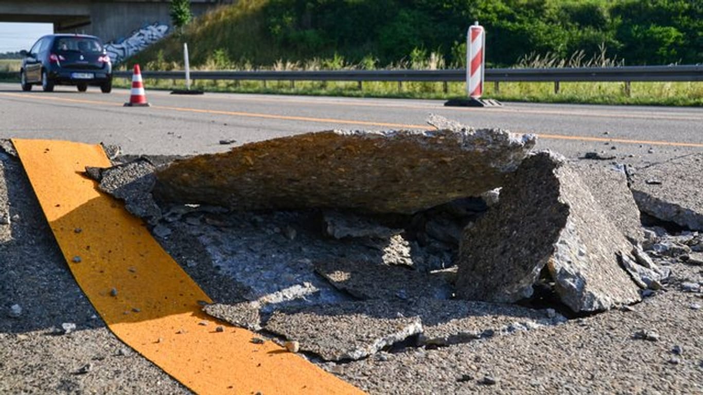 Wegen großer Hitze ist eine Betonfahrbahn auf einer Autobahn aufgebrochen.