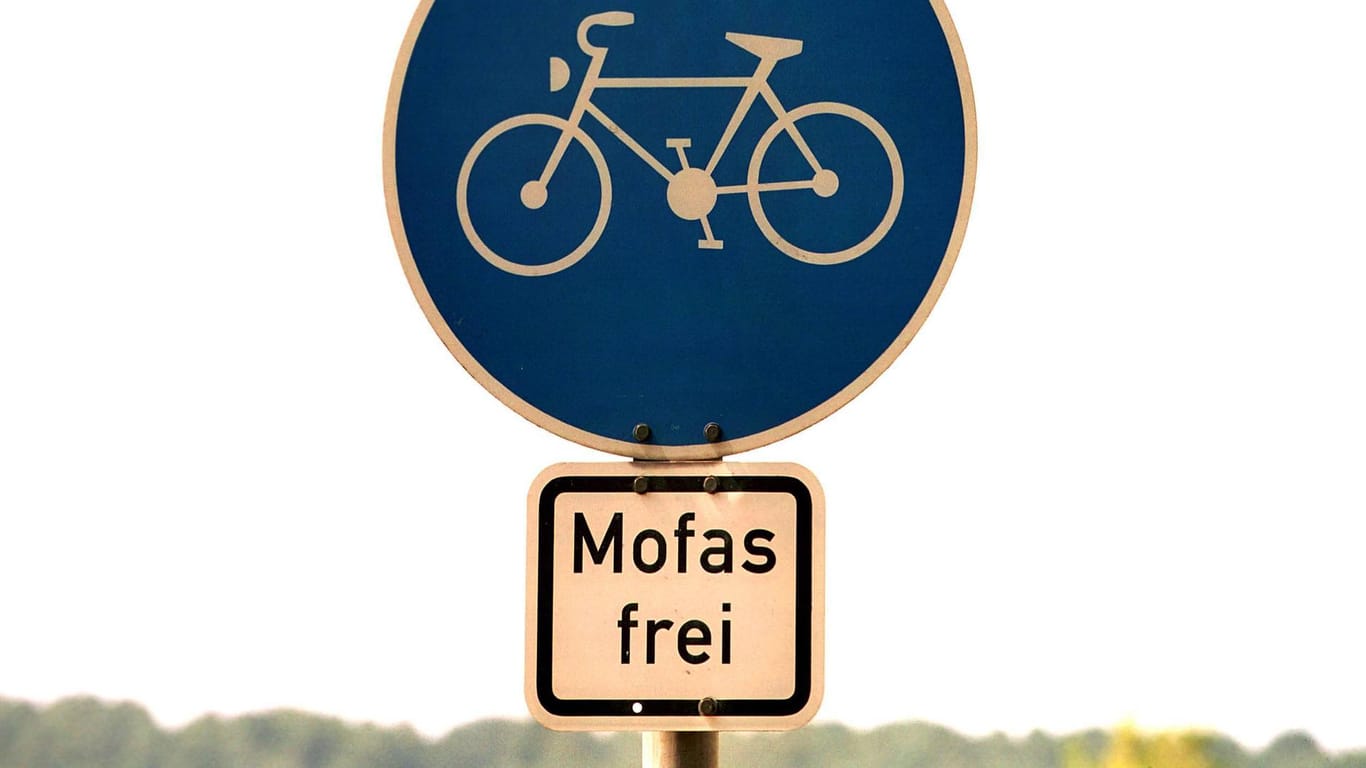 "Mofas Frei"-Straßenschild: In einer Ortschaft ist es Voraussetzung, damit Mofas auf dem Radweg fahren dürfen.